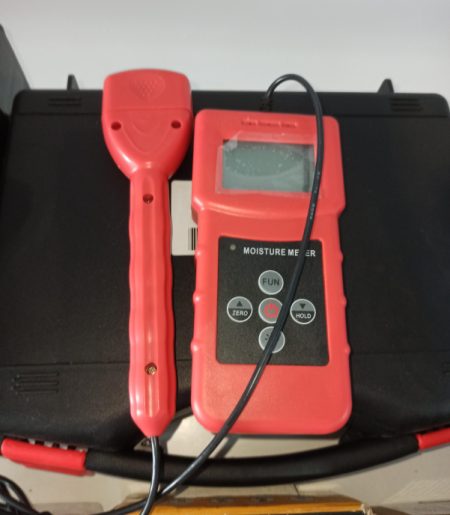 Wood moisture meter measuring